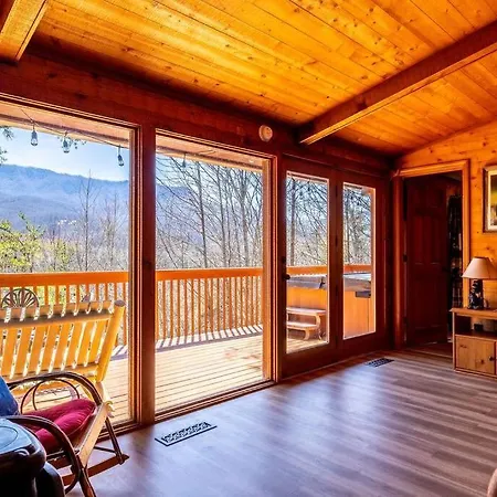 Autumn Views! Hot Tub! Arcade & Games! Villa